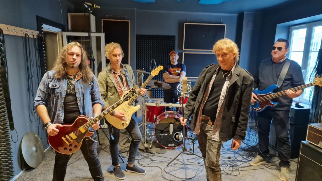 Zespół Alergen wraz z Dewódzkim i Nieciem w studiu