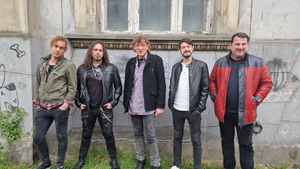 Zespół Alergen oraz Dewódzki i Nieć na tle starego budynku