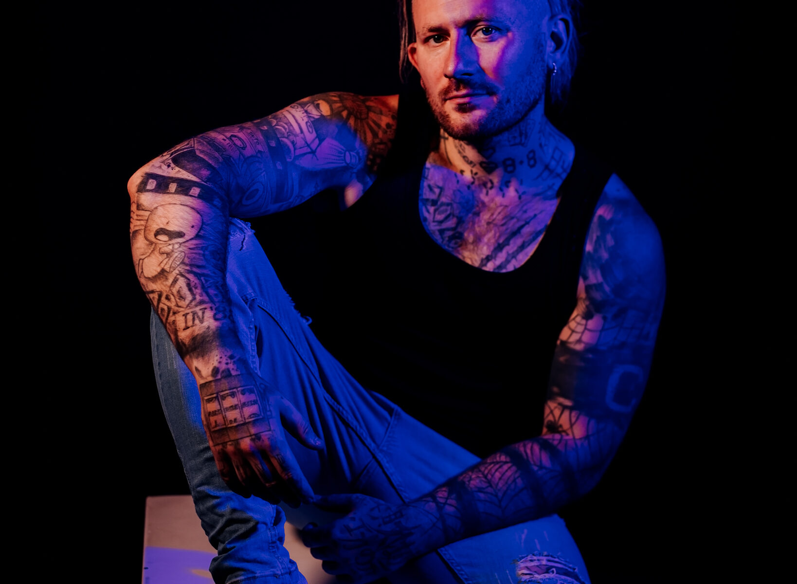 Taito podczas sesji, niebieskie tło by Wydawnictwo Play Music Label