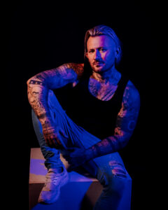 Taito podczas sesji, niebieskie tło by Wydawnictwo Play Music Label